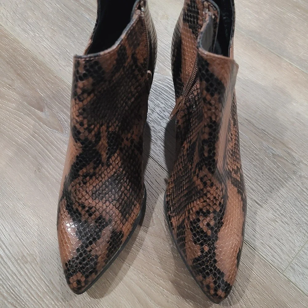 Qupid Nava Booties in‎ Brown / Black Snake, Women's Boots Size 8